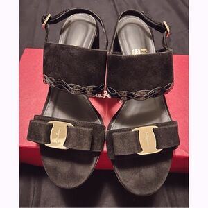 NIB Salvatore Ferragamo Giulia Sandals in Mixed Leather Suede and Patent Vara